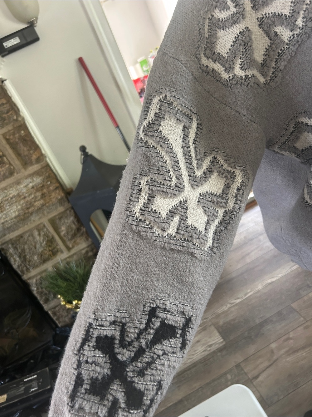 Men's Gray Distressed Cross-Pattern Sweater - Picture 3 of 4